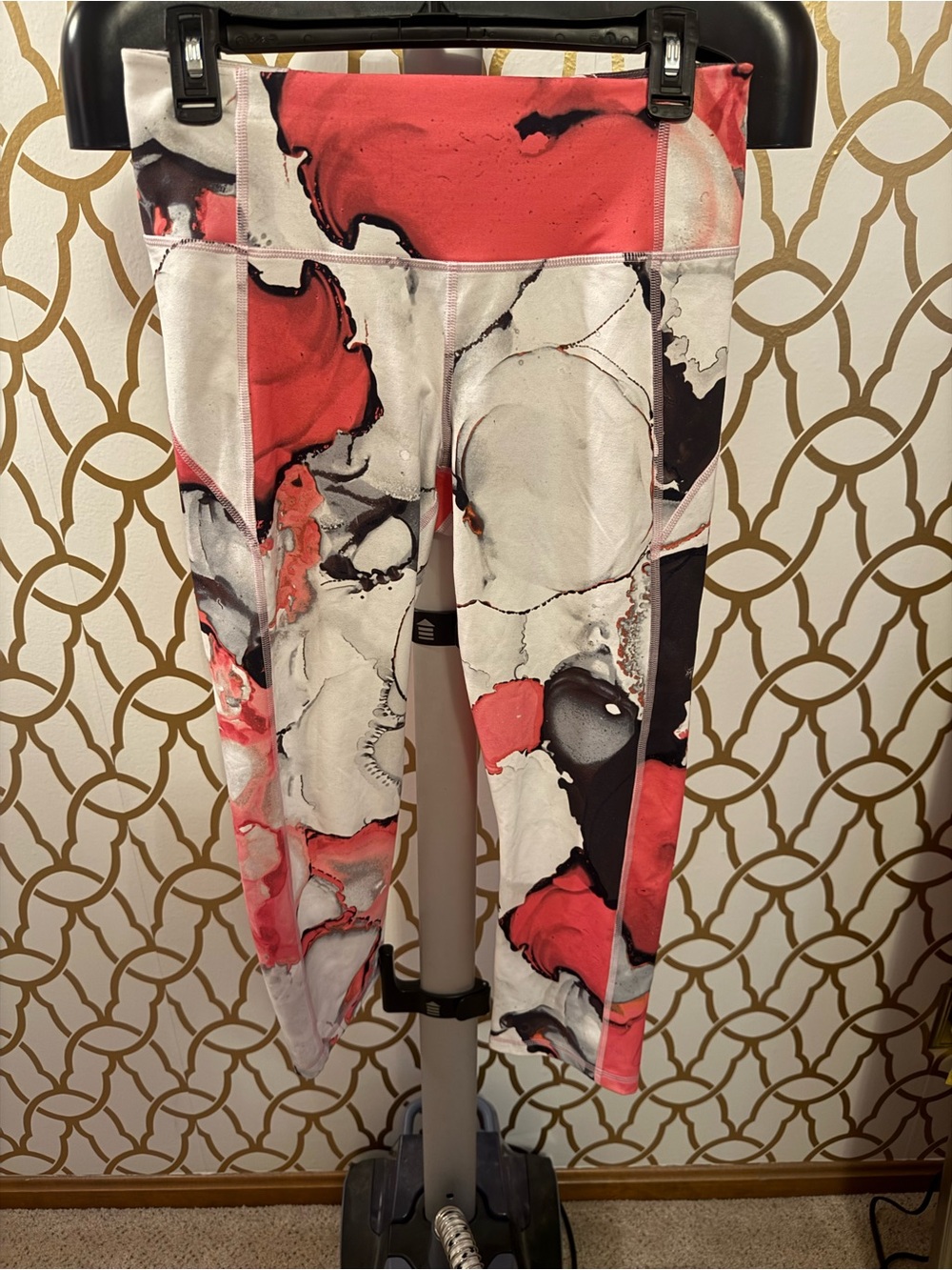 Under Armour Abstract Hot Pink & Black Marble Print Cropped Leggings size medium